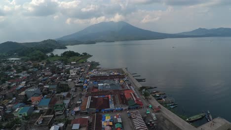 Luftaufnahme-Des-Lake-Buhi-Market-Und-Des-Fischereihafens-In-Buhi-Camarines,-Philippinen