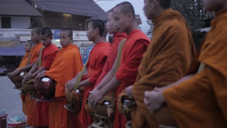Jóvenes-Monjes-Mañana-Limosna-Ofrenda-De-Comida-Ceremonia-De-Donación,-Meditación-De-Fe-Religiosa,-Norte-De-Laos