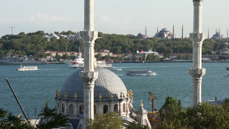Blick-Auf-Die-Moscheen-Von-Istanbul-Vor-Der-Bosporus-Wasserstraße,-Türkei