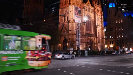 Melbourne-Cbd-Tráfico-Nocturno-Cerca-De-La-Estación-De-Flinder-Street
