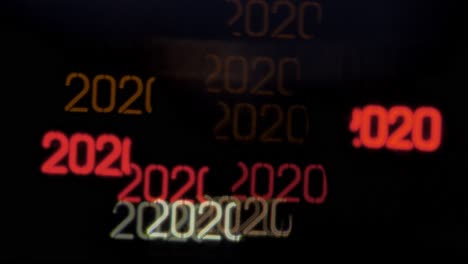 Buntes-Jahr-2020-Geformtes-Bokeh-Von-Fahrenden-Autos-Und-Ampeln-Am-Abend,-Frohes-Neues-Jahr-Oder-Urlaubskonzepthintergrund,-Copyspace