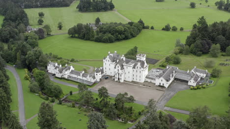 Eine-Luftaufnahme-Von-Blair-Castle-In-Der-Nähe-Von-Blair-Atholl-In-Perthshire,-Schottland