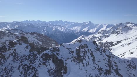 Flying-over-the-peak-of-the-Val-Thorens's-mountains,-in-the-French-Alps