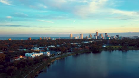 4K-Luftbildvideo-Der-Innenstadt-Von-St.-Petersburg,-Das-Sich-Zum-Crescent-Lake-Park-Neigt