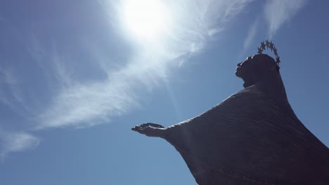 Statue-Der-Jungfrau-Maria-Mit-Blick-Auf-Die-Sonne-Im-Christus-König-Heiligtum-In-Almada,-Portugal