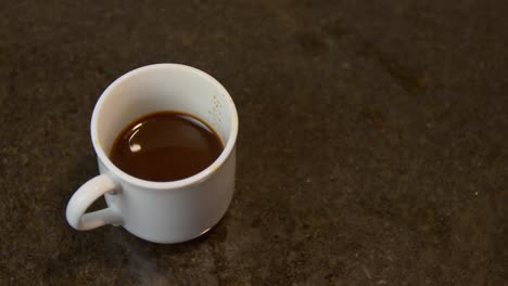Zucker-Wird-Mit-Einem-Metalllöffel-Zum-Kaffee-Hinzugefügt,-Nahaufnahme