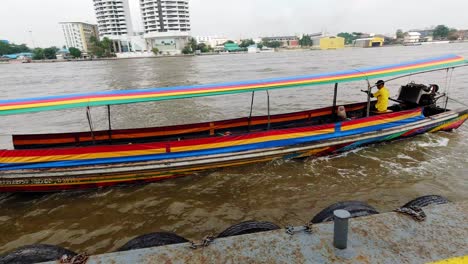 Buntes-Longtail-Boot-Schwimmt-Auf-Dem-Fluss-Chao-Phraya-In-Bangkok