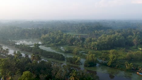 Fluss-In-Asien,-Backwater-Dorf,-Mangroven,-Sonnenaufgang,-Nebel,-Bewässerung,-Boot,-Transport,-Nebel,-Luftaufnahme