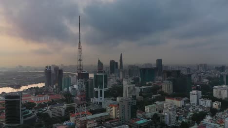 Frühmorgendliche-Drohnenaufnahme-Von-Ho-Chi-Minh-Stadt,-Die-In-Richtung-Stadtzentrum-Fliegt,-Mit-Blick-Auf-Wichtige-Gebäude,-Den-Fernsehturm-Und-Den-Saigon-Fluss