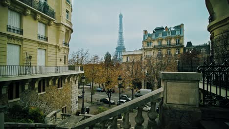 The-Eiffel-Tower-as-seen-from-the-Avenue-de-Camoens-on-an-overcast-day,-Paris,-France