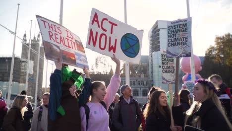 Tres-Niñas-Protestando-Con-Pancartas-En-Huelga-Escolar-Por-El-Clima-En-Parliament-Square,-Londres