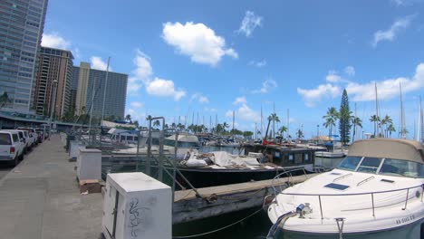Blick-Auf-Einen-Yachthafen-Mit-Verankerten-Yachten-In-Der-Nähe-Von-Hotels-An-Einem-Sonnigen-Tag-In-Hawaii