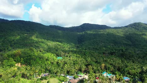 Üppige-Vegetation-Und-Palmen-Umgeben-Einen-Wunderschönen-Ferienkomplex-Mit-Villen-Und-Privaten-Pools-Auf-Der-Tropischen-Insel-Fidschi