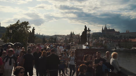 Prag,-Touristenmassen-Besichtigen-Eine-Karlsbrücke,-Sommertag,-Tschechische-Republik