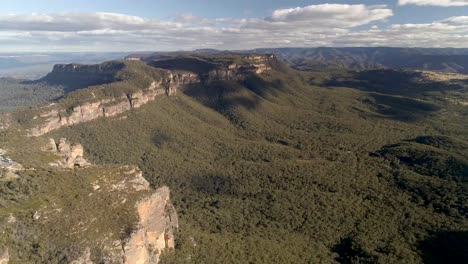 Blue-mountains-aerial,-looking-towards-narrowneck