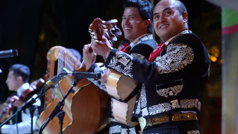Primer-Plano-De-Sonrientes-Guitarristas-De-La-Banda-De-Mariachis-En-El-Escenario-En-Mérida,-Yucatán,-México