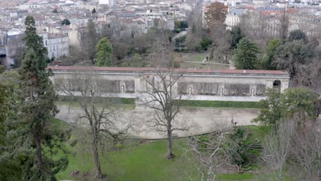 El-Jardín-Botánico-De-Burdeos,-Francia-Con-Un-Edificio-De-Puertas-Largas,-Una-Plataforma-Rodante-Aérea-En-Una-Toma-Reveladora