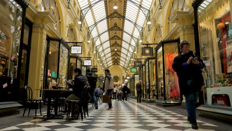 Royal-Arcade,-Melbourne,-Juli-2019-Historisches-Einkaufspassagengebäude-In-Melbourne---Beliebte-Touristenattraktion-In-Melbourne