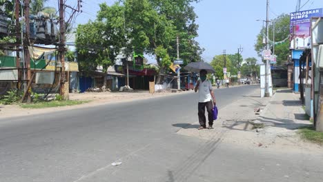 Lockdown-in-effect-in-Indian-streets,-people-using-masks,-less-traffic,-empty-roads