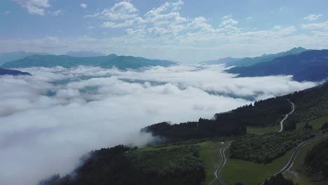 Drohnenflug-über-Tief-Hängenden-Wolken,-Die-Ein-Tal-In-Österreich-Bedecken