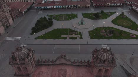 Imágenes-Aéreas-De-Drones-De-4k-Durante-El-Día-Sobre-La-Catedral-Principal-Desde-La-Plaza-De-Armas-En-Cusco,-Perú-Durante-El-Bloqueo-Del-Coronavirus