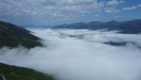 Drohnenflug-Zwischen-Hoch-Und-Tief-Hängenden-Wolken-In-Den-österreichischen-Alpen