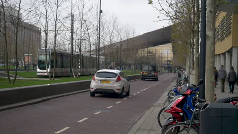Elektrische-Straßenbahn,-Autos,-Lieferwagen,-Radfahrer-Und-Fußgänger-Am-Hauptbahnhof-Rotterdam