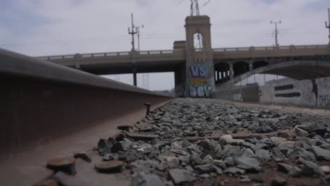 Blick-Auf-Die-Schiene-Auf-Einer-Leeren-Bahnstrecke-Auf-Eine-Brücke,-Die-über-Den-La-River-In-Los-Angeles-Führt