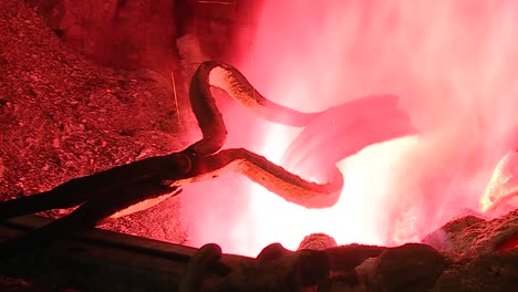 Schmiedezangen-Bewegen-Und-Erhitzen-Metallschüsseln-Durch-Heiße-Flammen-In-Einem-Alten-Traditionellen-Ofen