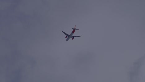 Kamerafahrt-Eines-Fliegenden-Boeing-Flugzeugs-Durch-Wolken-An-Einem-Schönen-Sommertag