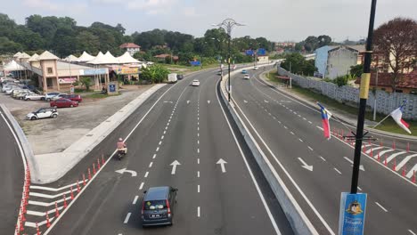 Caminos-En-Malasia-Por-La-Mañana-Llenos-De-Vehículos-En-Estado-De-Calma-A-Sus-Destinos