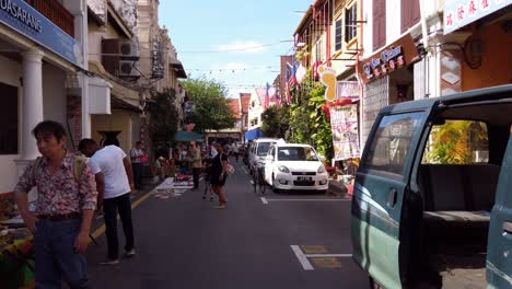 Camine-A-Través-De-La-Venta-De-Maletero-De-Coche-En-Frente-De-Las-Tiendas-En-La-Calle-Malacca