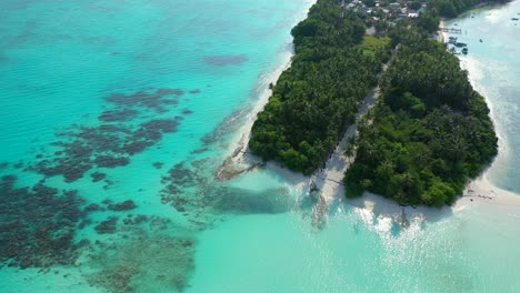 Paradiesische-Tropische-Insel-Mit-üppiger-Vegetation-Und-Weißem-Strand,-Umgeben-Von-Einer-Türkisfarbenen-Lagune-Voller-Korallen-Und-Felsen-Auf-Den-Seychellen