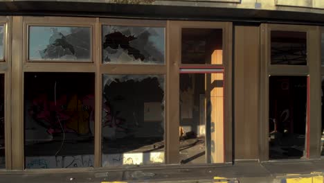 Zerbrochene-Fensterscheiben-Und-Graffiti-An-Einem-Verlassenen-Hotelgebäude-In-Ostberlin,-Deutschland