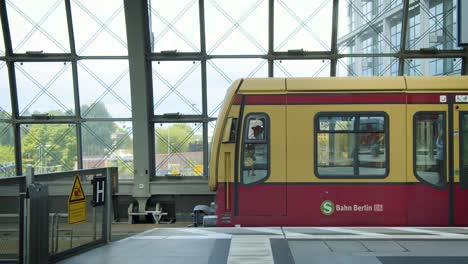 Tren-Local-Llegando-A-La-Estación-Central-De-Berlín-Y-Puertas-Abiertas