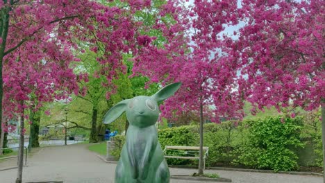 Kirschblüten-Umgeben-Die-Kaninchenskulptur-Von-Marianne-Lindberg-De-Geer
