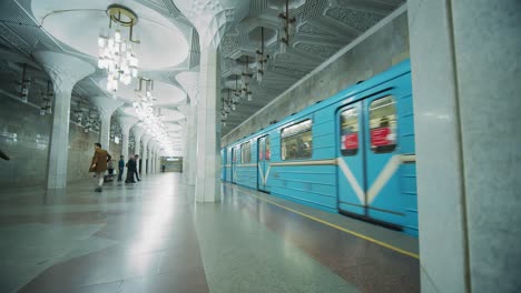 Tren-Que-Llega-Al-Metro-Subterráneo-Mustaqilliq-Maidoni