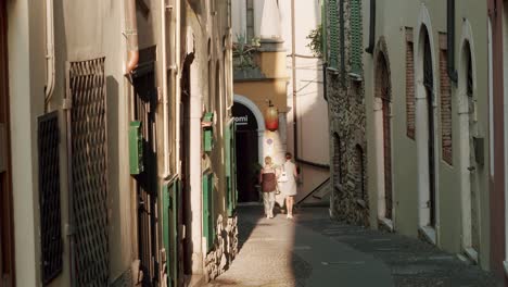 Frauen,-Die-Bei-Sonnenuntergang-In-Einer-Kleinen-Straße-Von-Desenzano-Del-Garda-Spazieren-Gehen