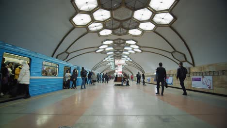 Tren-En-La-Estación-De-Metro-Novza-En-El-Metro-Subterráneo-De-Tashkent