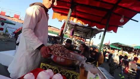 Straßenhändler-In-Marrakesch,-Marokko,-Der-Babbouche,-Gekochte-Muscheln,-Verkauft