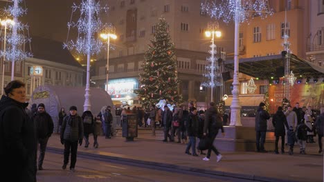 Europäische-Menschenmenge,-Die-Während-Des-Weihnachtsadvents-Nachts-Auf-Dem-Hauptplatz-Spaziert