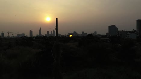 Drohnenaufnahme-Von-Saigon-Während-Eines-Smogigen-Sonnenuntergangs,-Typisch-Für-Einen-Tag-Mit-Extremer-Luftverschmutzung-In-Südostasien