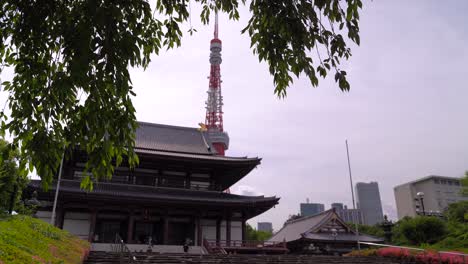 Vista-Del-Templo-Zojoji-Y-La-Torre-De-Tokio-Durante-El-Día-Con-Pocas-Personas