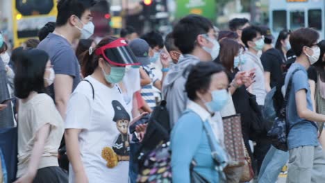 Hongkong---3.-Juni-2020:-Zeitlupe-Einer-Menschenmenge,-Die-In-Hongkong-Medizinische-Gesichtsmasken-Trägt