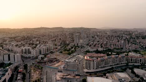Luftaufnahme-Der-Erneuerung-Des-Stadteingangs-Von-Jerusalem-Bei-Rotem-Licht-Bei-Sonnenuntergang,-Israel