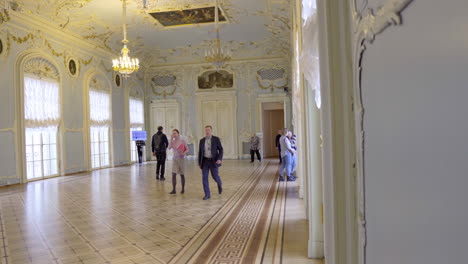 Revealing-shot-of-people-inside-of-Hermitage-Museum-walking-and-taking-pictures