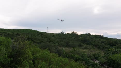 Helicóptero-Despegando-De-Isla-Verde-Con-Cable-Y-Red-Conectados-Al-Fondo