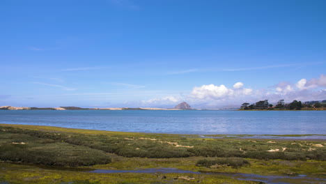 Moro-Bay-Rock-Mit-Blick-Auf-Das-Sumpftiefland-Mit-Sanddünen