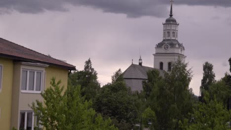 Eine-Traditionelle-Kirche-Mitten-Im-Dorf-Orsa-In-Schweden