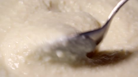 Den-Cremigen-Käse-Mit-Einem-Löffel-Schmelzen-Lassen